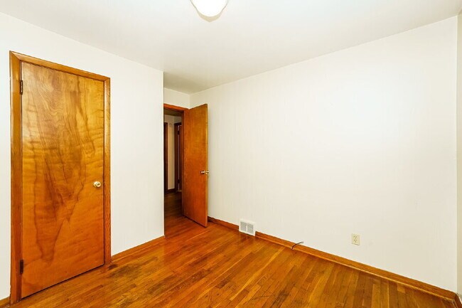 Building Photo - 4991 E Wallings Rd