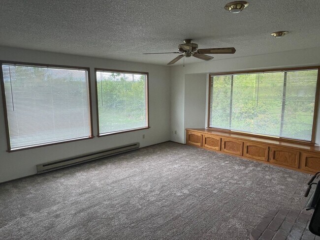 Building Photo - Pet Friendly, Private 3 Bedroom Home