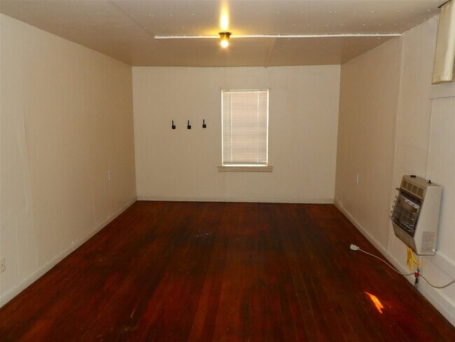 Building Photo - 1214 SW D Ave
