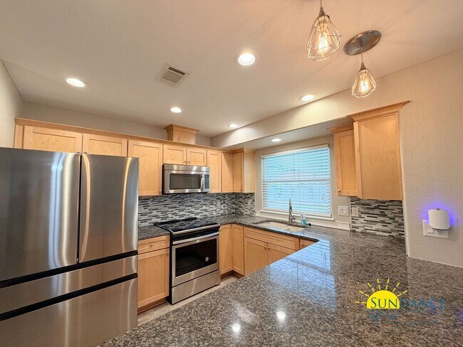 Building Photo - Beautiful 3-Bedroom Pool Home in Destin – Lawn & Pool Service Included!