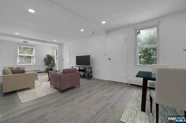 Primary Photo - 244 White St