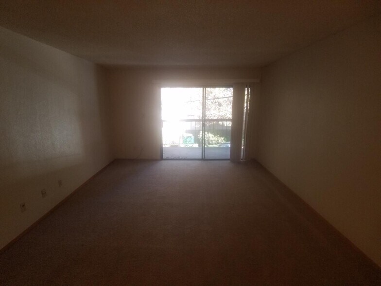 Building Photo - Excellent Adams Point location FREE parking!