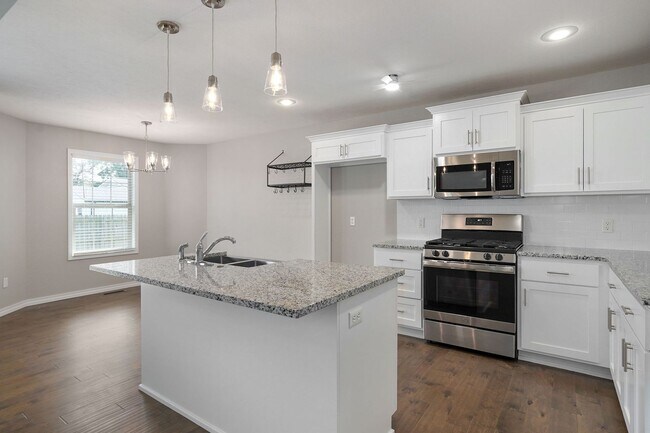 Building Photo - Modern 3 Bed / 2 Bath Home with Open Layout & Fenced Yard