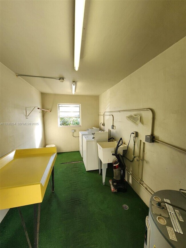 Building Photo - 609 S State Rd 7