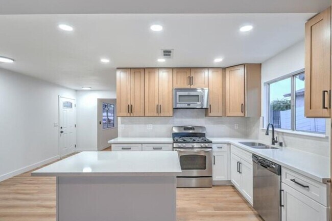 Building Photo - Welcome home to Paradise!