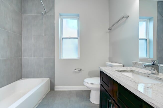 Building Photo - 3015 W Wellington Ave