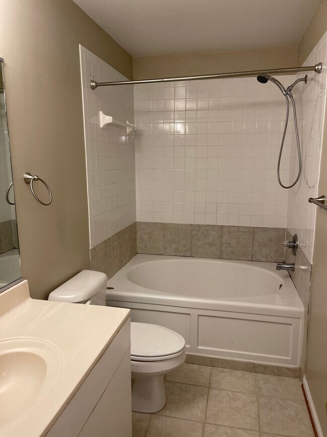 Building Photo - 343 Chesapeake Square Unit 4 (Wimbledon Chase) Chesapeake 23320