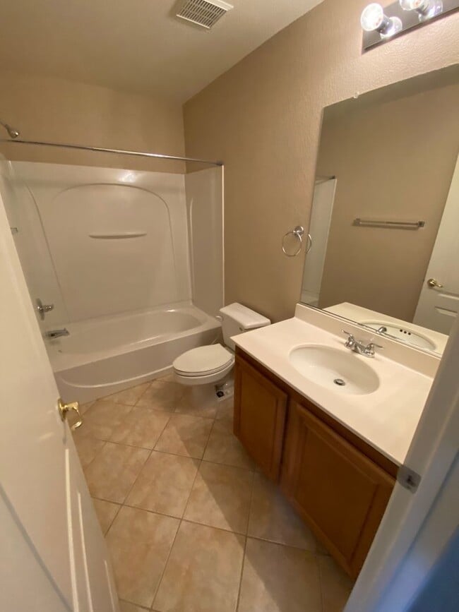Building Photo - Wonderful 4 bed/2.5 bath home located in Summerlin