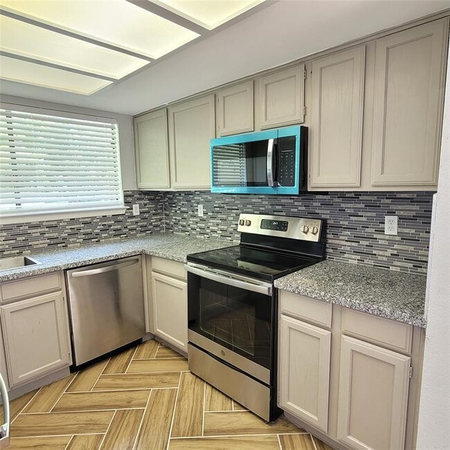 Building Photo - 13351 Water Oak Ln