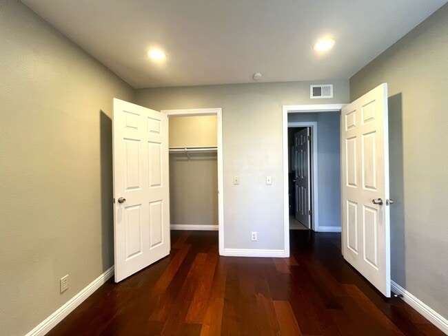 Building Photo - 4 bed, 3 bath located in Anaheim!