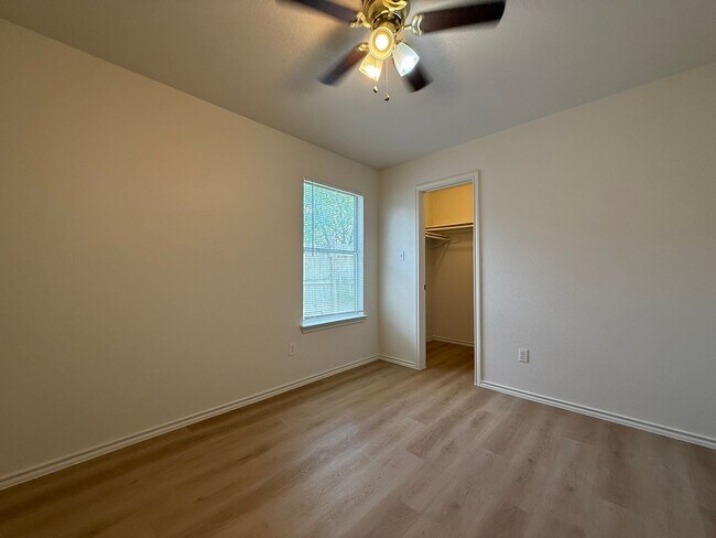 Building Photo - Tohara Properties1 (1209 Armadillo Rd)