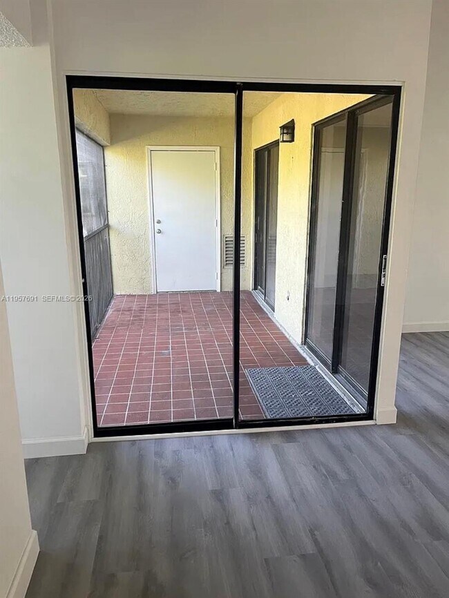 Building Photo - 975 N Franklin Ave