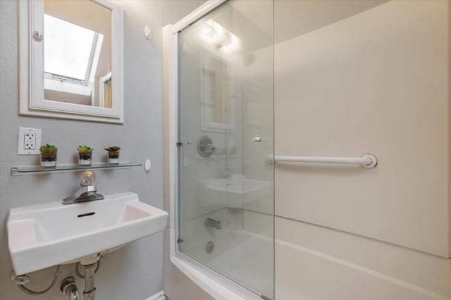 Building Photo - 1555 Lincoln Ave