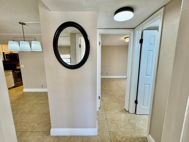 Building Photo - 10008 Twin Lakes Dr
