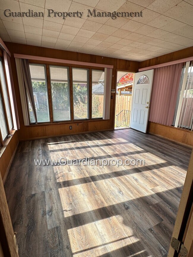 Building Photo - South Minneapolis SFH, Fenced Yard, 1 Car Garage, Dishwasher, Laundry, October Availability