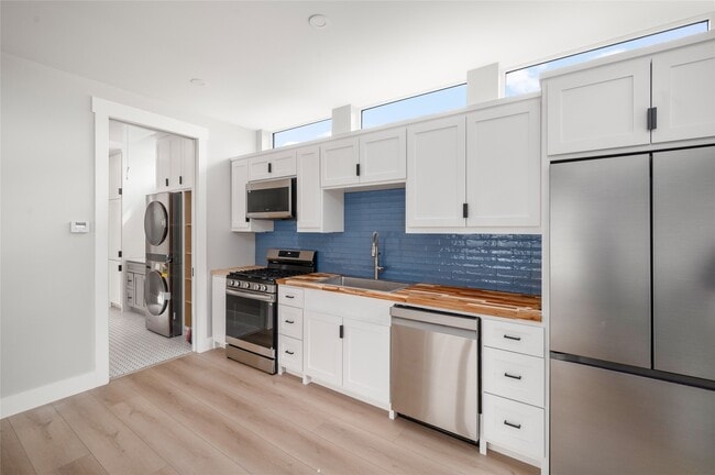 Building Photo - 323 E 24th St