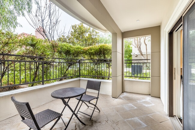 Building Photo - 2347 Fox Hills Dr