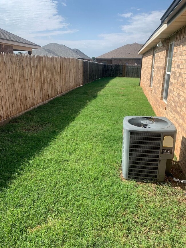 Building Photo - Available NOW! 3 Bedroom 2 bath 2 car gara...