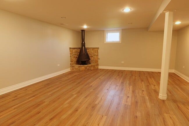 Building Photo - 10109 S Kilbourn Ave