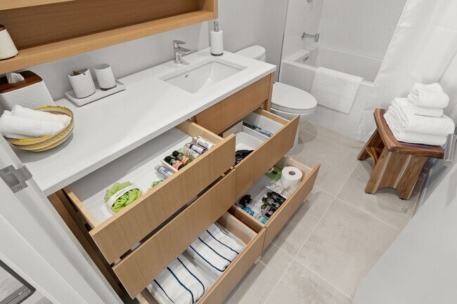 Building Photo - Fully furnished 1-bed, 1-bath, 1-parking a...