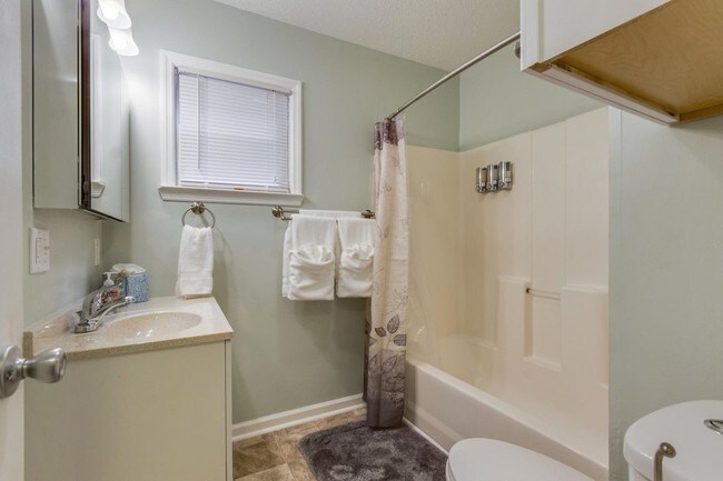 Full Bathroom - 221 Fishburne St