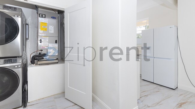 Building Photo - Unit