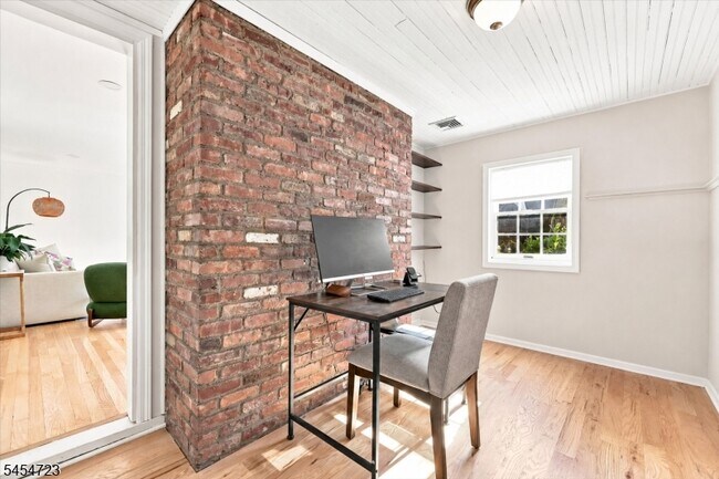 Building Photo - 178 Walnut St