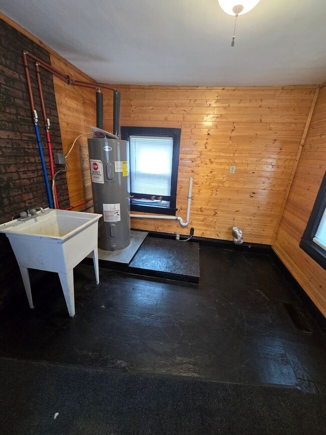 Building Photo - Beautiful 4 bed / 2 bath with garage and fenced yard on north side!