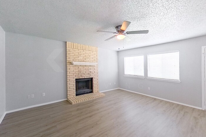 Building Photo - 4914 Glenoak Dr
