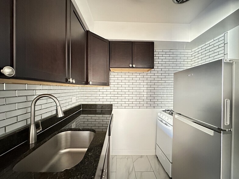 Building Photo - 6830 N Sheridan Rd