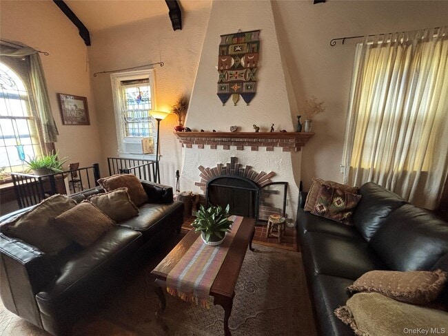 Building Photo - 329 E Chester St