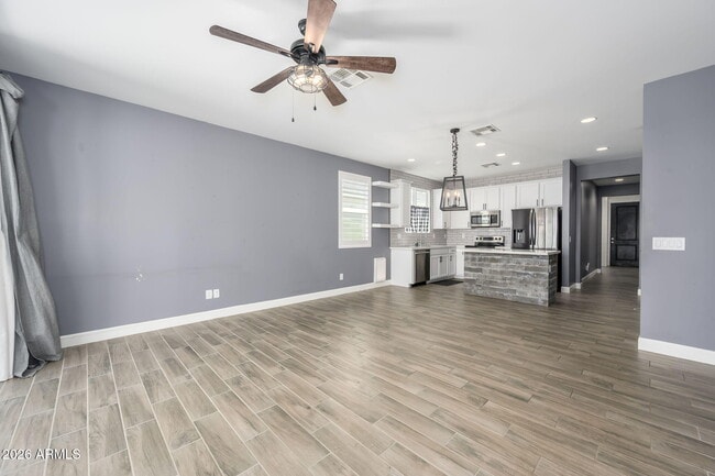 Building Photo - 542 E Bamboo Ln