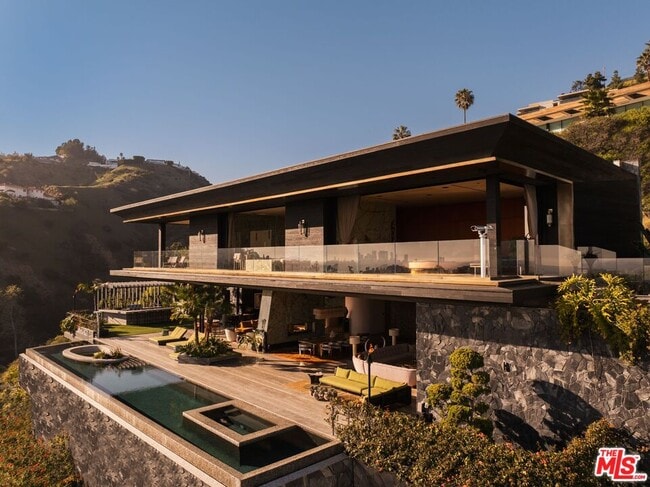 Building Photo - 1851 N Stanley Ave