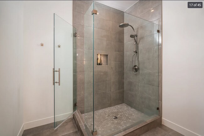 Building Photo - Stunning 5-bedroom, 4.5-bath home