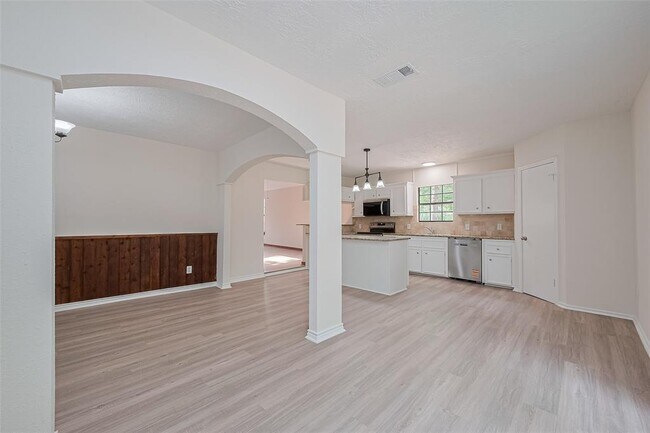 Building Photo - 5323 Forest Dr