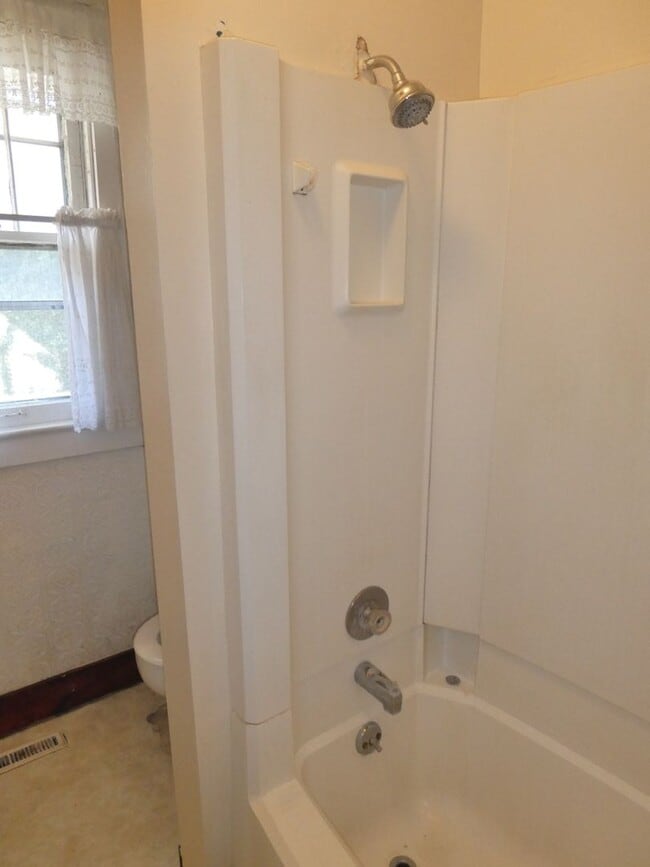 Building Photo - 2 bed/1 bath house walking distance to Cam...