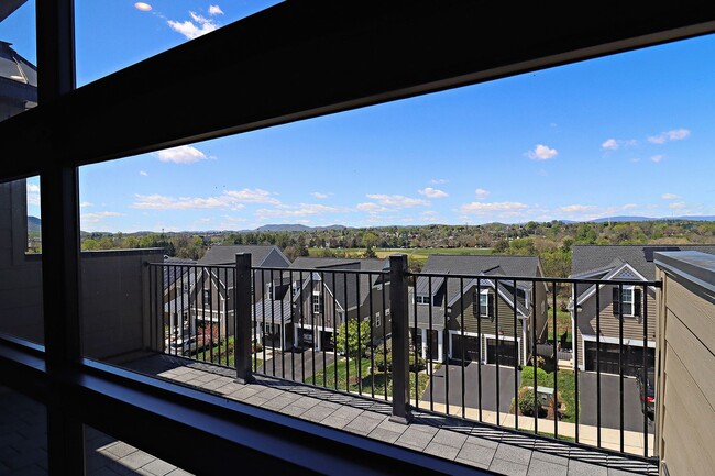 Building Photo - Spacious Cascadia Townhome With Rooftop Te...