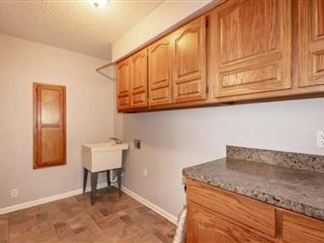 Building Photo - Large 3 Bedroom, 2 Bathroom home on the East End of the village. A serene neighborhood just waiti...