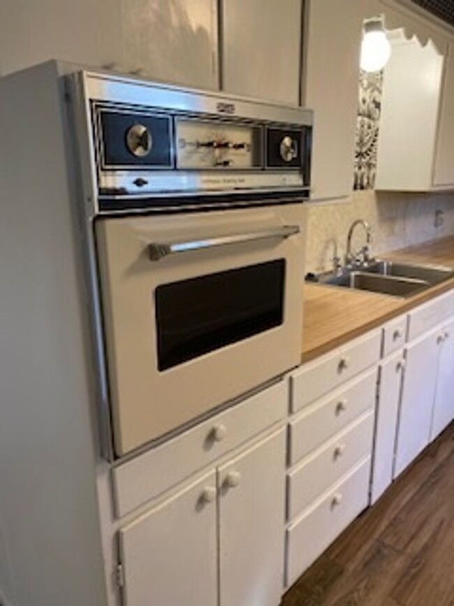Building Photo - 3 Bed, 1 1/2 Bath, 1 Car Garage, Fenced Yard!