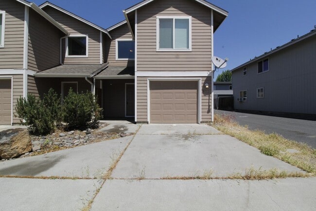 Building Photo - Charming 3-Bedroom townhouse with Garage &...