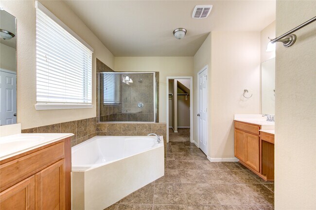 Building Photo - 15727 Whisper Woods Dr