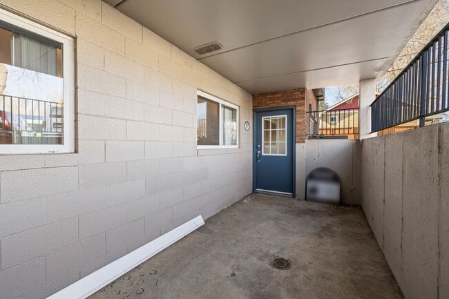 Building Photo - Prime Old Town Location | 2 Bed, 1 Bath Condo