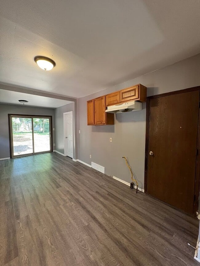 Building Photo - Three bedroom one bathroom home for rent