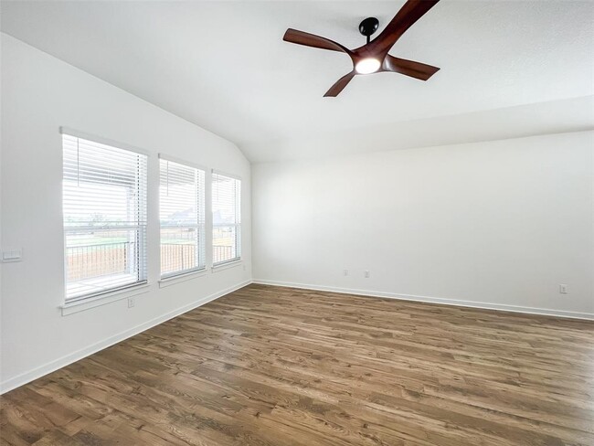 Building Photo - 1829 Walnut Grv Bnd