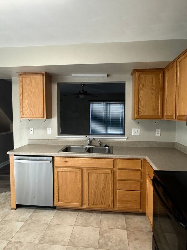 Building Photo - 160 Gretchen Ct