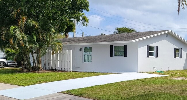 Building Photo - 3031 NE Savannah Rd