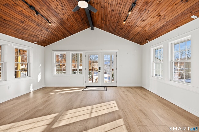 Building Photo - 260 French St