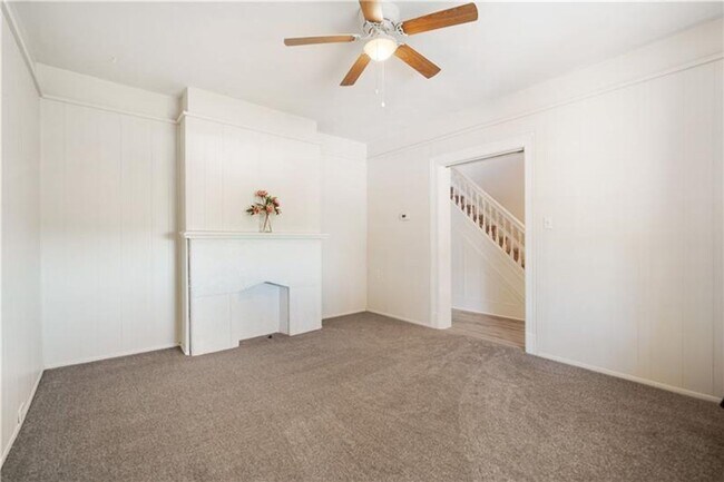 Building Photo - 3 bedroom 1 bath - What a View! - 3-bedroo...