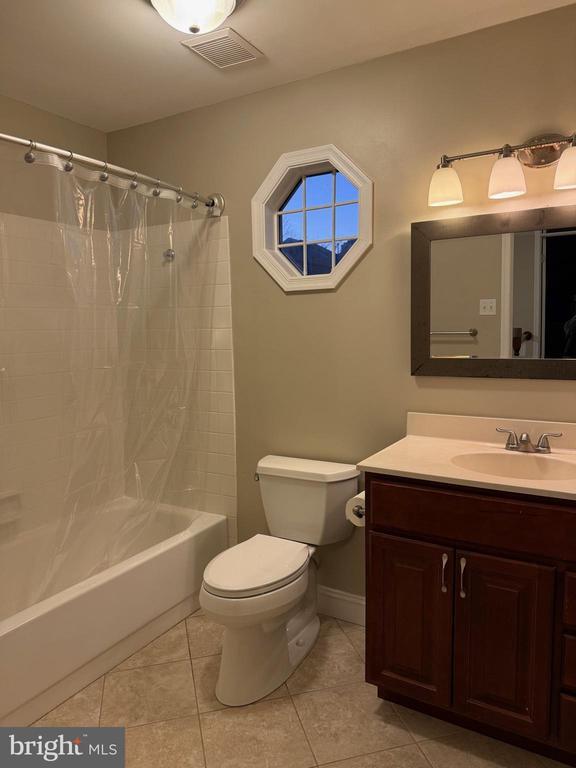 Building Photo - 293 Stanton Ct