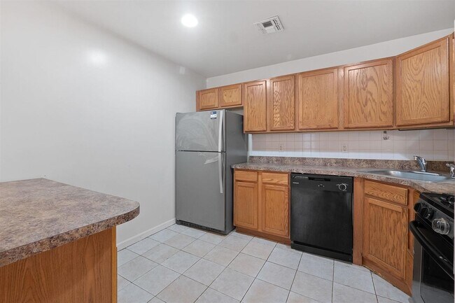 Building Photo - 82 Tuers Ave